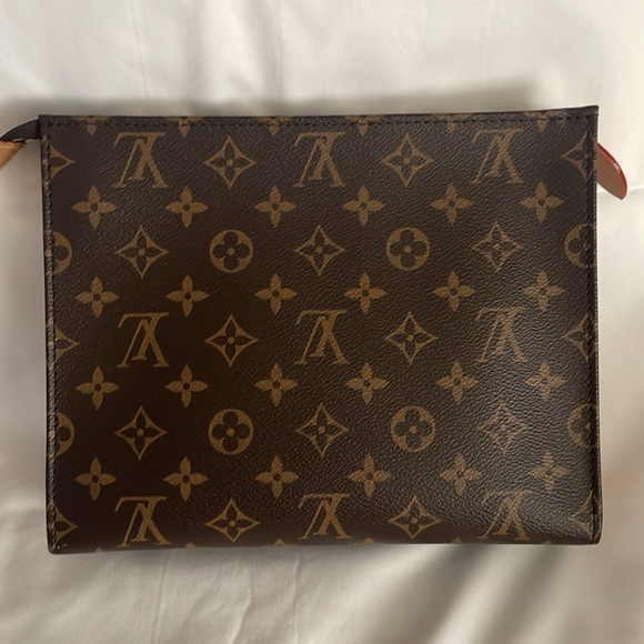 Louis Vuitton Toiletry Pouch on Chain - Picture 12 of 15